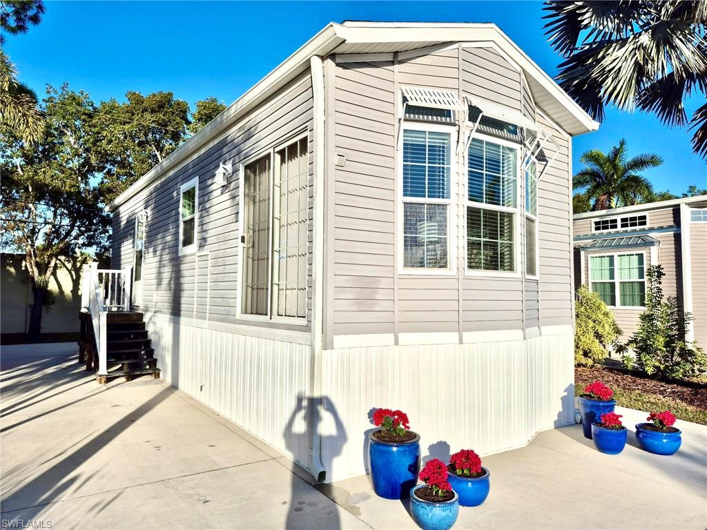 HOLIDAY MANOR - Residential