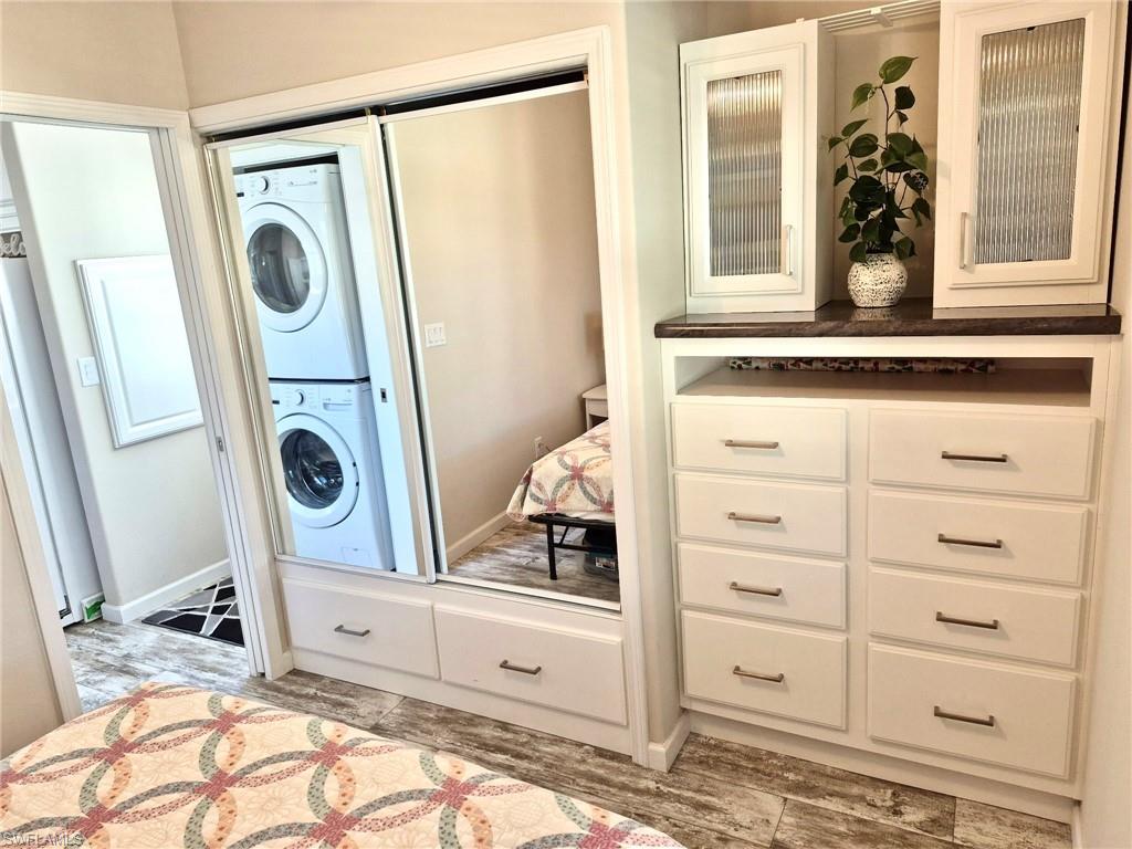 HOLIDAY MANOR - Residential