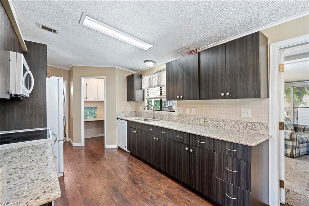 COUNTRY LAKES - Residential