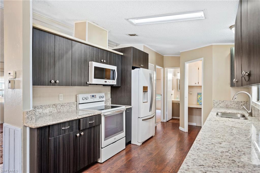 COUNTRY LAKES - Residential