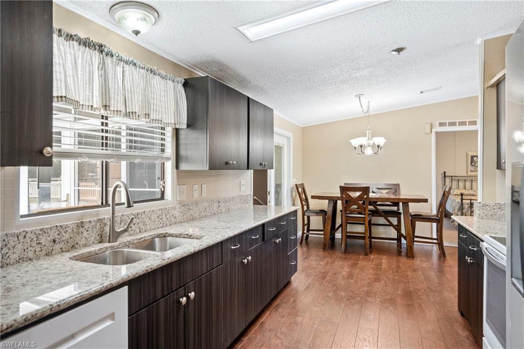 COUNTRY LAKES - Residential