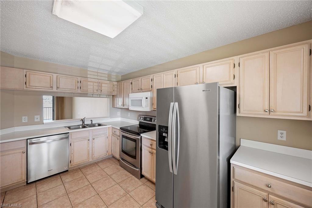 VILLAGES AT EMERALD LAKES - Residential Lease