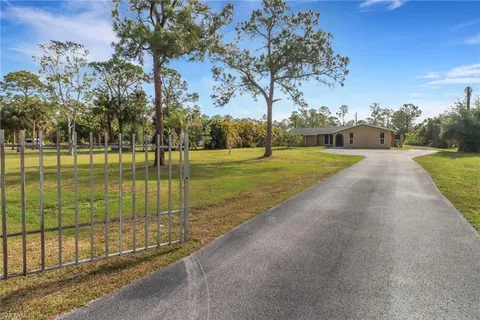 230 11th St SW, Naples, FL 34117 - #: 225034929