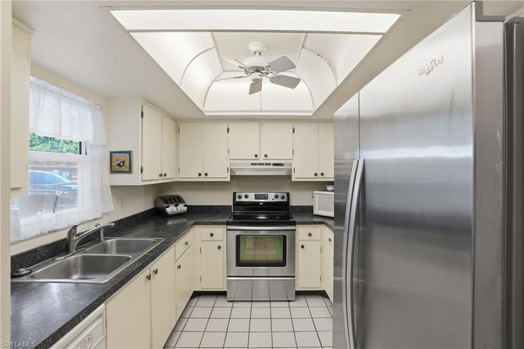 COUNTRY CLUB MANOR - Residential