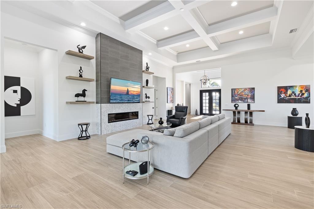 COUNTRY CLUB - Residential