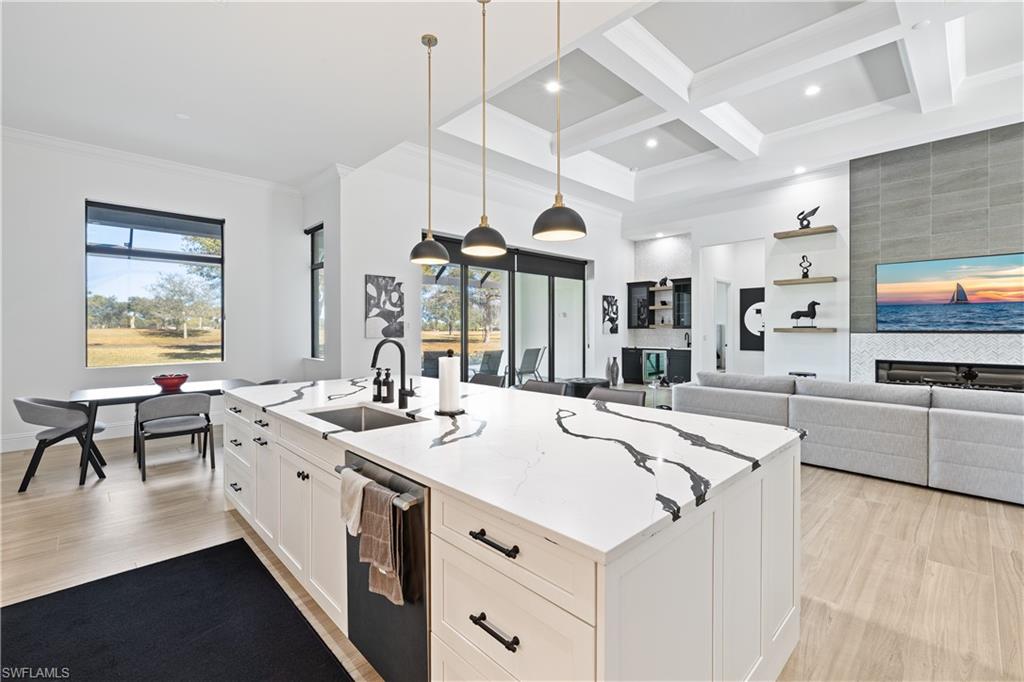 COUNTRY CLUB - Residential