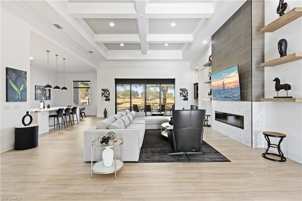 COUNTRY CLUB - Residential