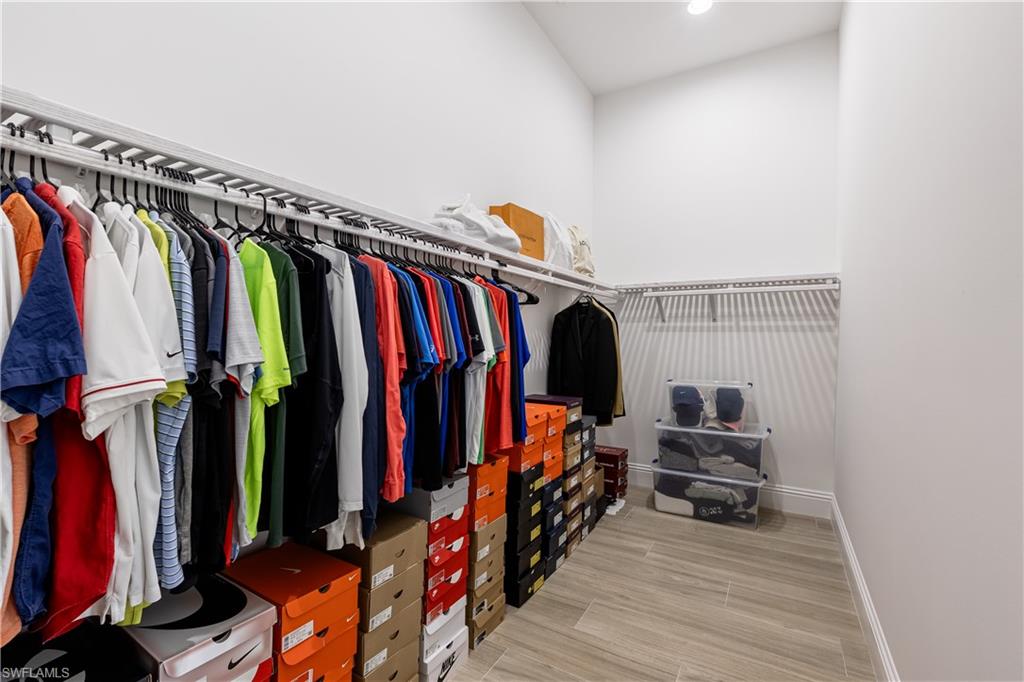 COUNTRY CLUB - Residential