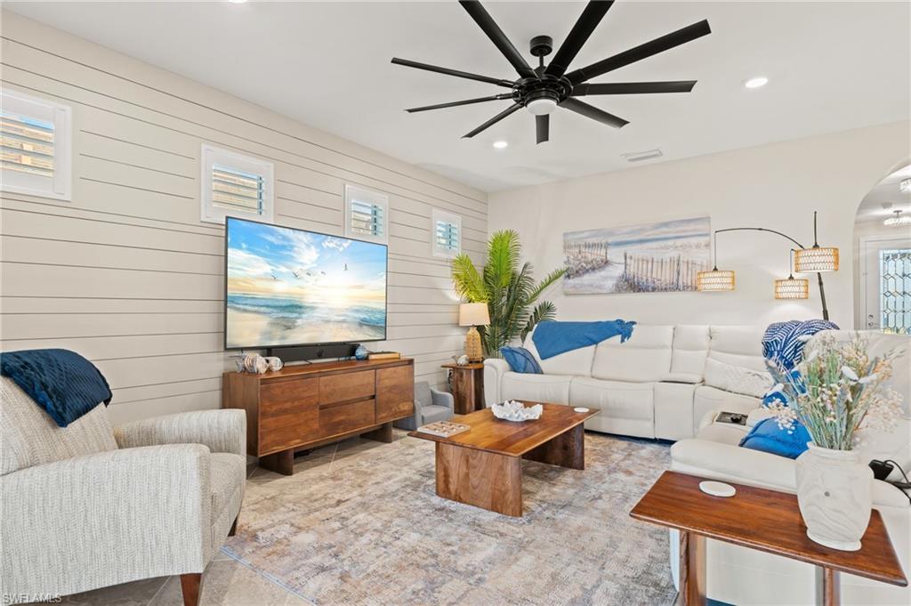 COUNTRY CLUB - Residential