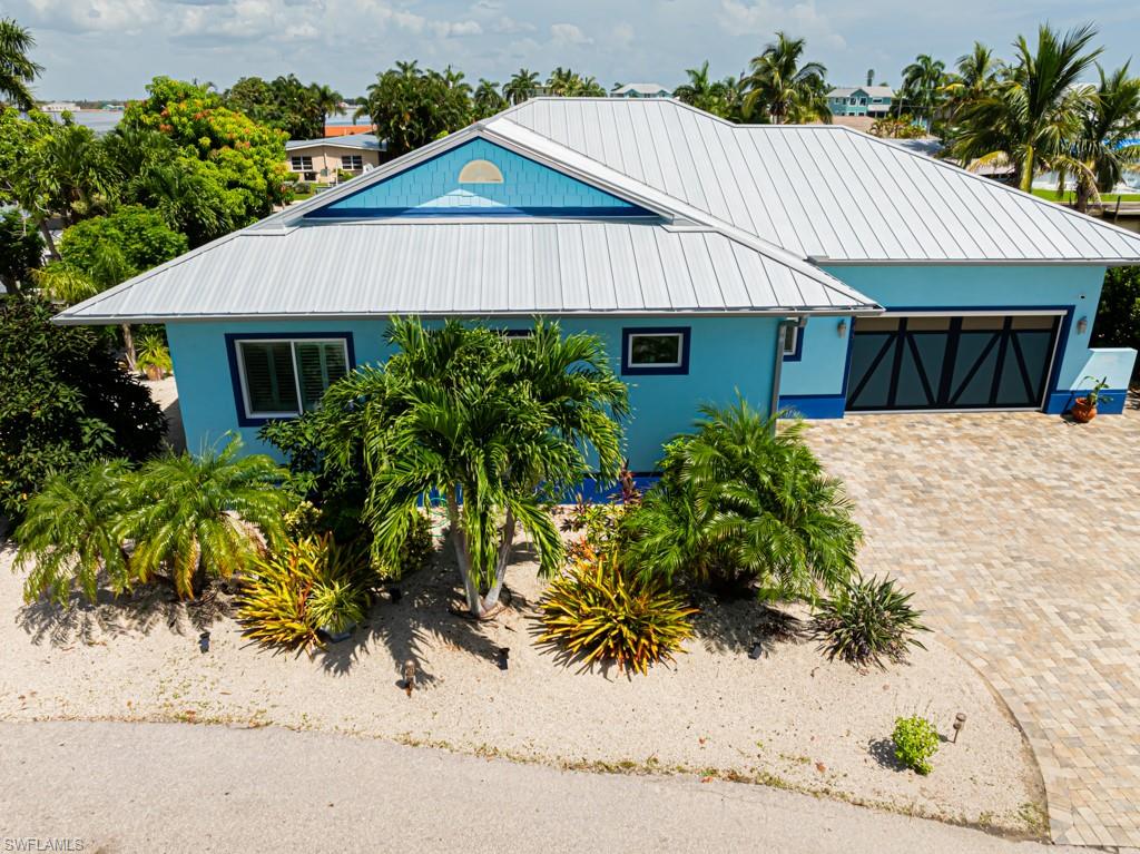 2743 Janet ST