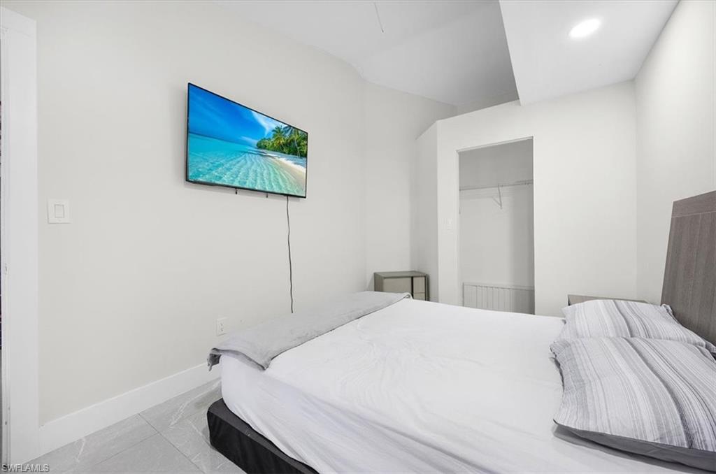 BELLE AIRE LAGOON - Residential