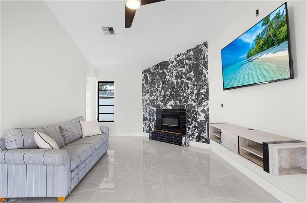 BELLE AIRE LAGOON - Residential