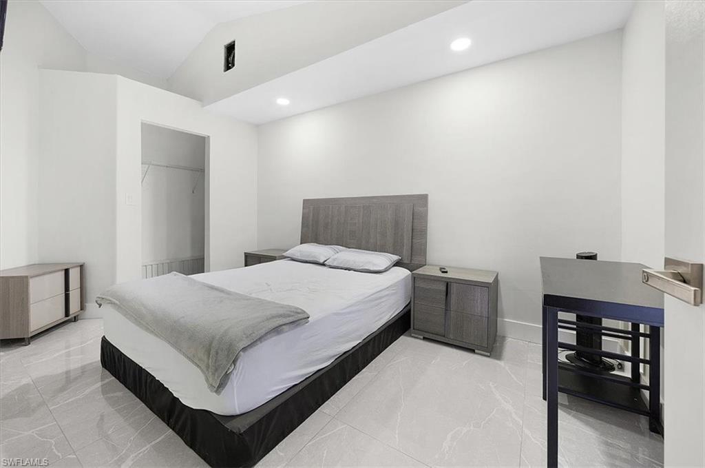 BELLE AIRE LAGOON - Residential