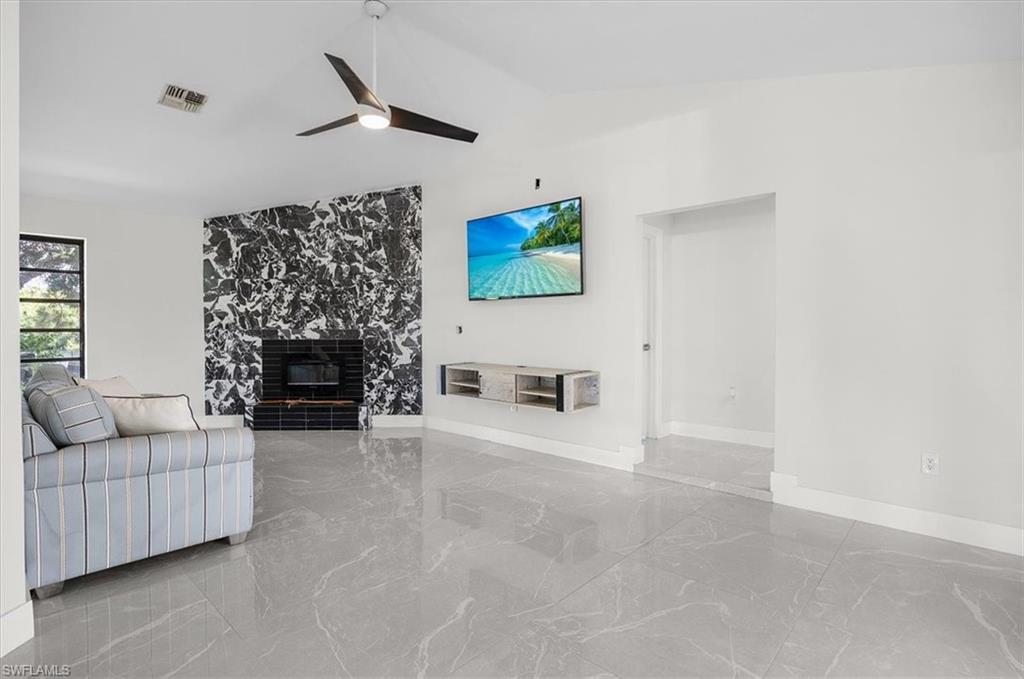 BELLE AIRE LAGOON - Residential
