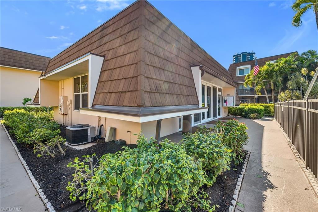 ISLAND MANOR APTS - Residential