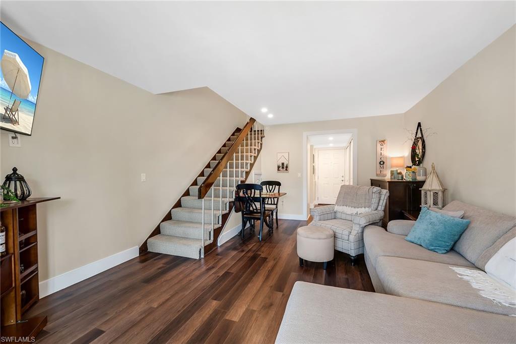 ISLAND MANOR APTS - Residential