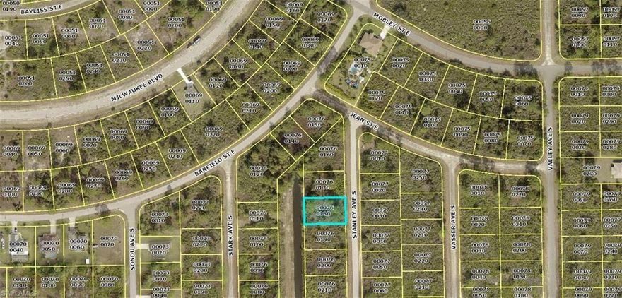 Very private, very quiet area of Lehigh Acres. If you are looking for a canal front lot to build your Dream Home, this is the lot you have been looking for. Even with the privacy you are still close to local shopping and dining.