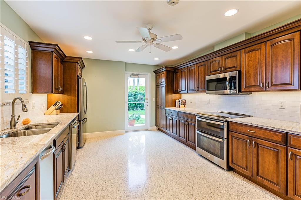 EMERALD BEACH APARTMENTS - Residential