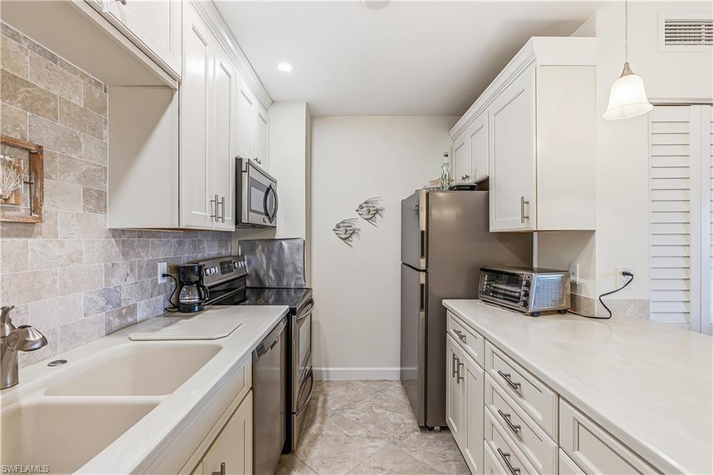 EMERALD BEACH APARTMENTS - Residential