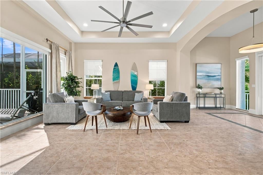 9242 Vanderbilt DR