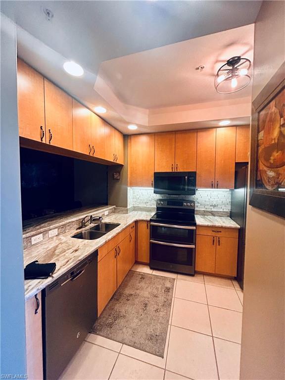 VAN LOON COMMONS - Residential Lease