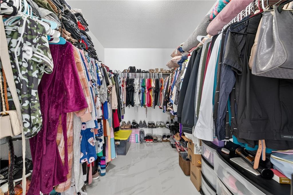 900 BUILDING - Residential