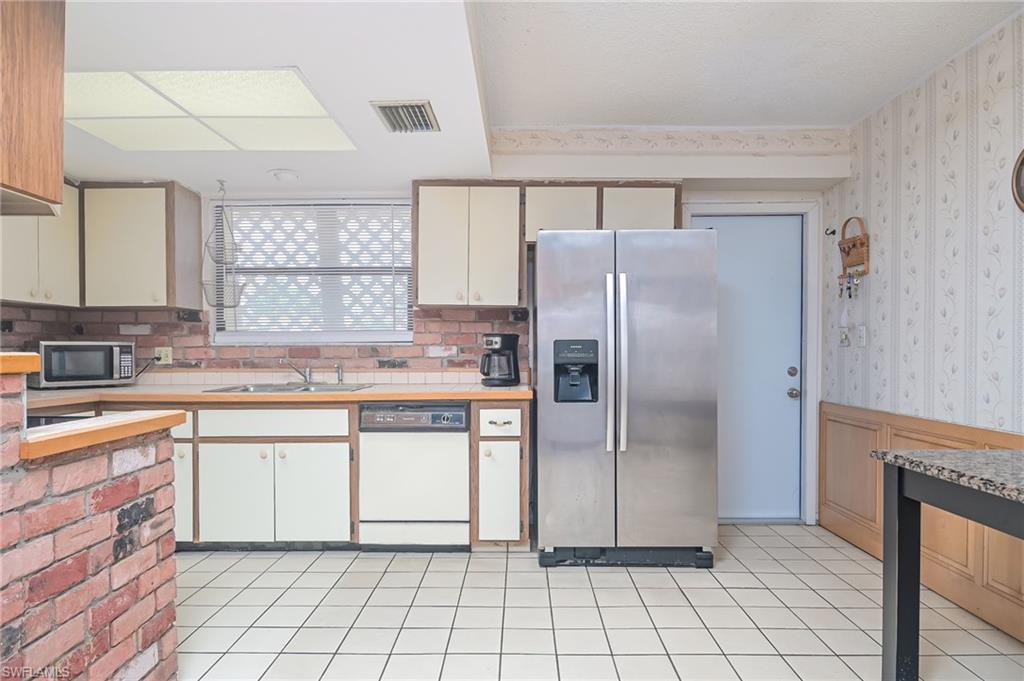 NAPLES TWIN LAKES - Residential