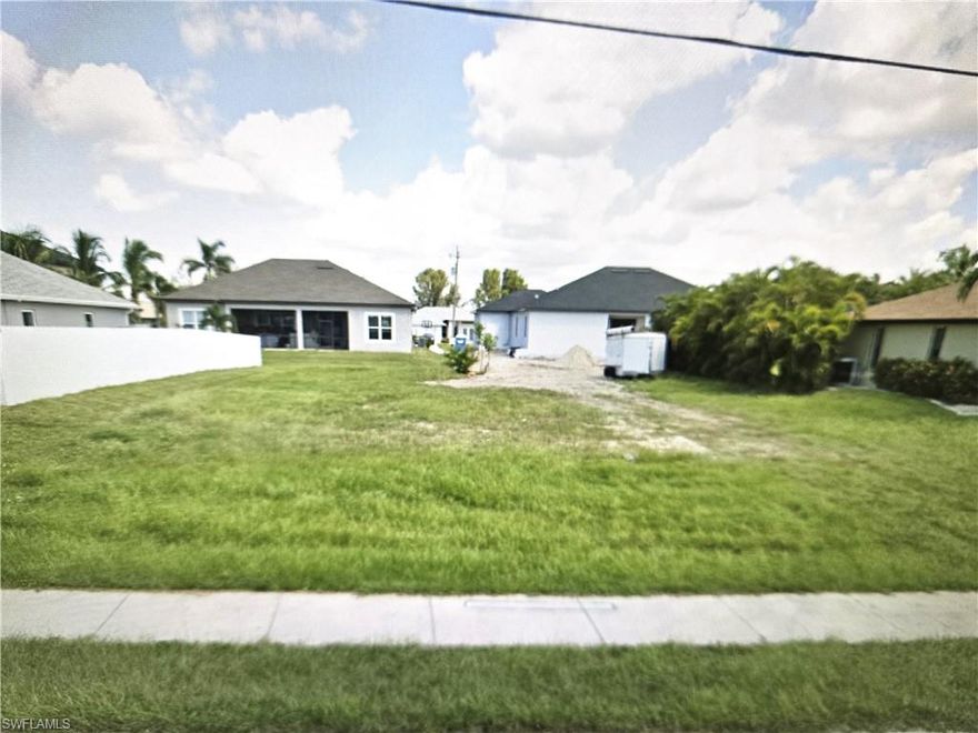 Awsome property. Great Location. Directly across from the Dale Canal Gulf access properties and quick access to beautiful Surfside Blvd.