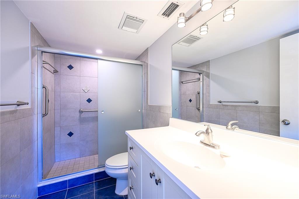 COUNTRY CLUB MANOR - Residential