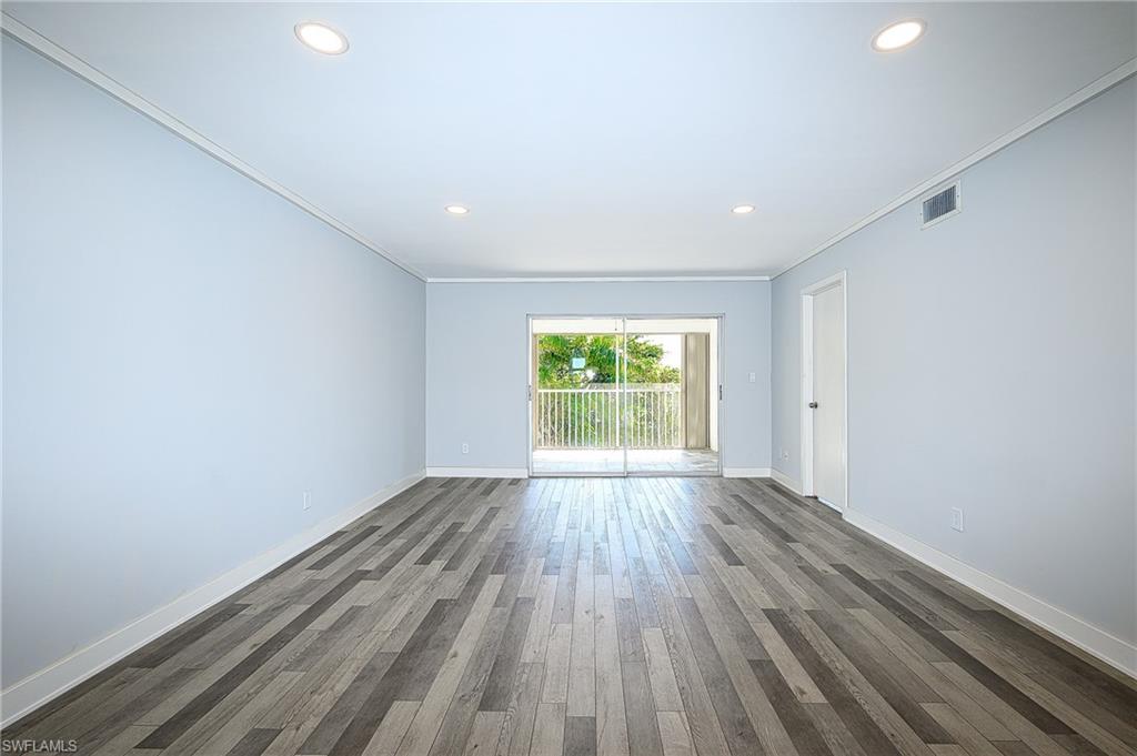 COUNTRY CLUB MANOR - Residential