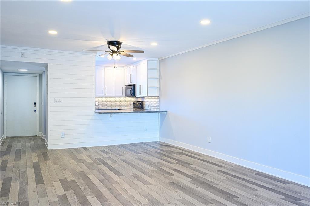 COUNTRY CLUB MANOR - Residential