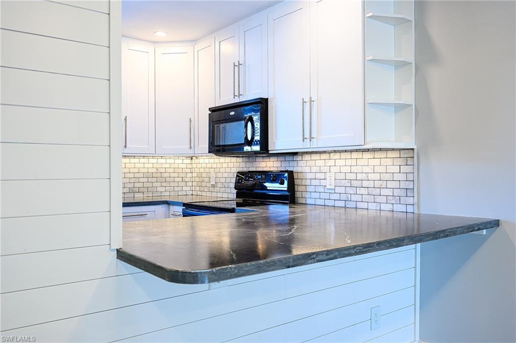 COUNTRY CLUB MANOR - Residential