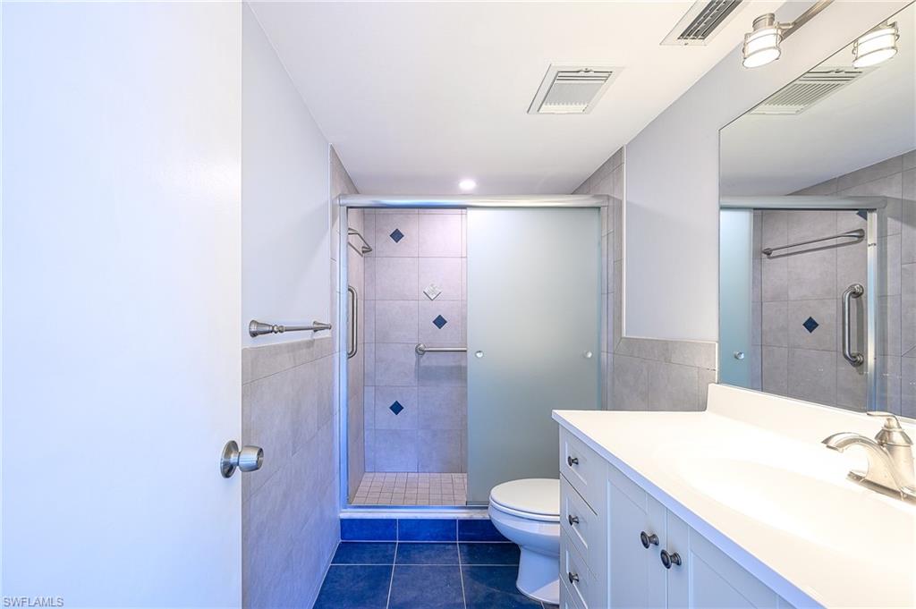 COUNTRY CLUB MANOR - Residential