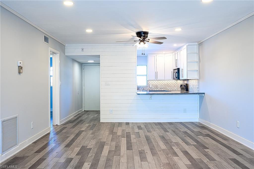 COUNTRY CLUB MANOR - Residential