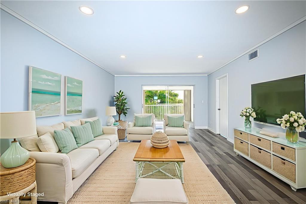 COUNTRY CLUB MANOR - Residential