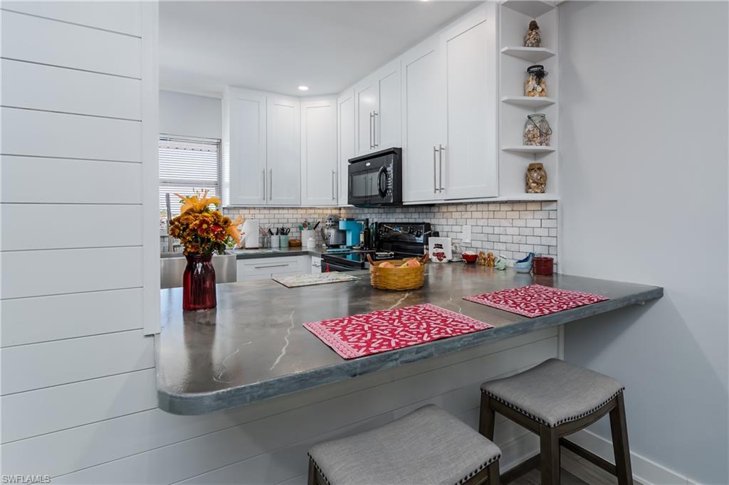 COUNTRY CLUB MANOR - Residential