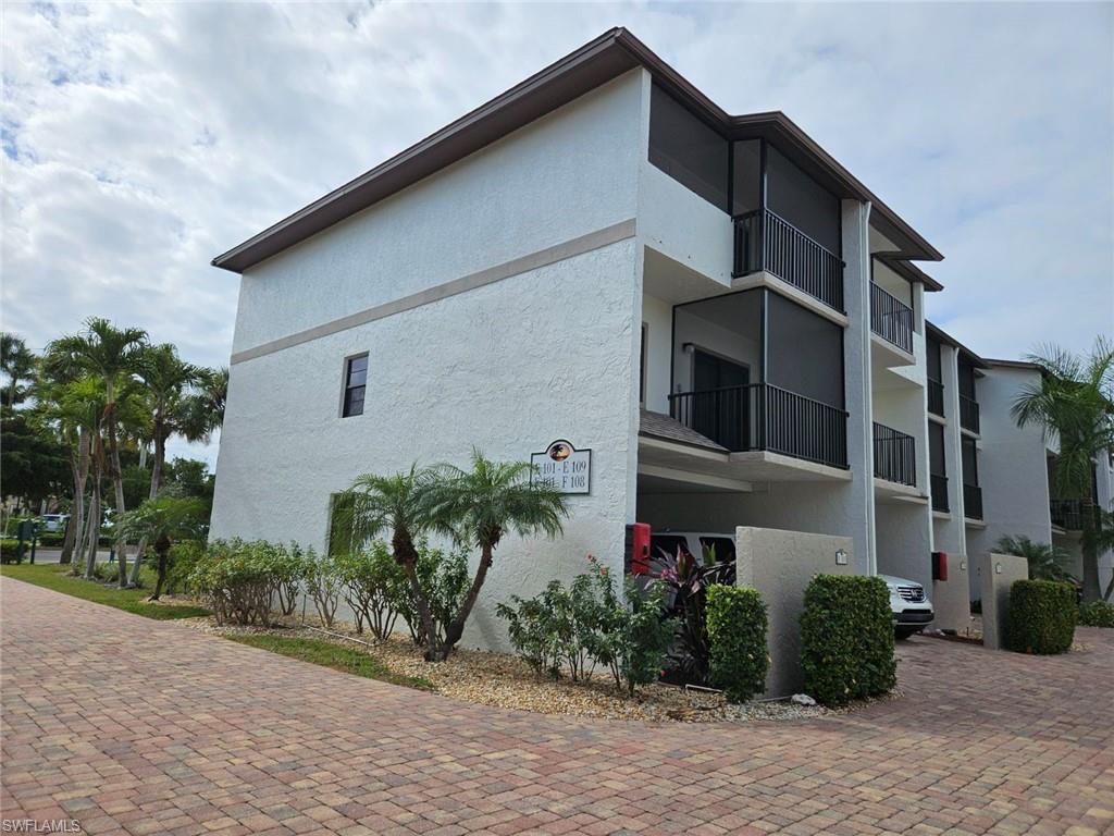 TOWN HOUSE SQUARE - Residential