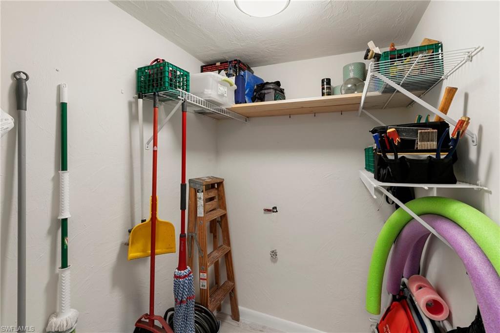 TOWN HOUSE SQUARE - Residential