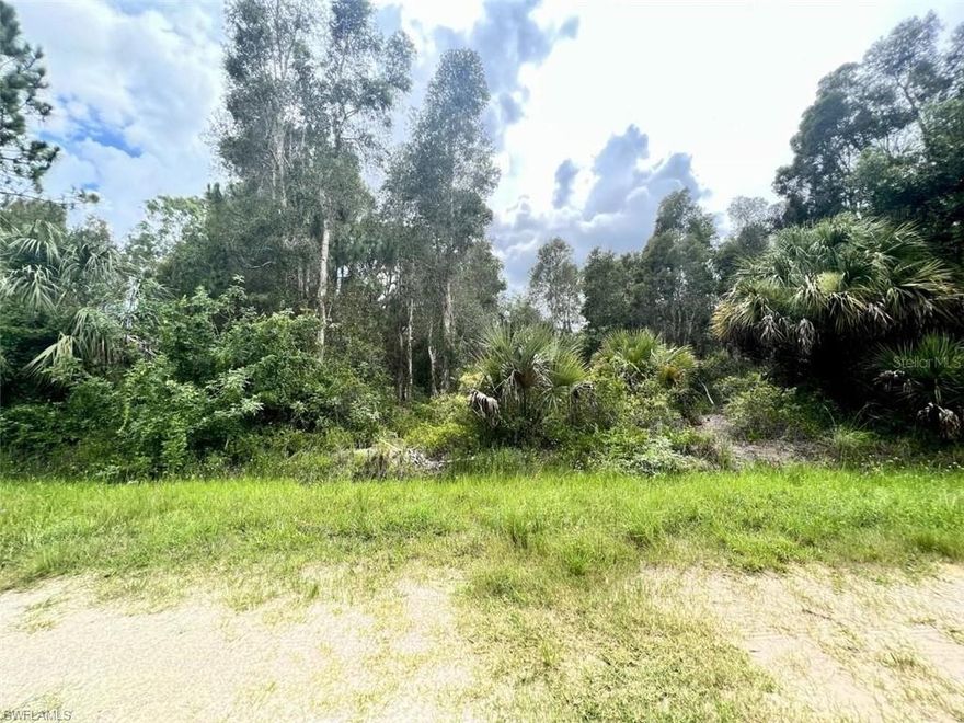 Beautiful Tropical Gulf Acres, a spacious piece of land in historical Punta Gorda Florida with riverfront dining. Perfect for building your dream home or as an investment. A quiet neighborhood, close to local amenities, schools, and parks. Enjoy the sunny Florida weather and a relaxed lifestyle.