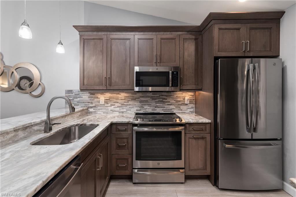 BOCA CIEGA MANOR - Residential