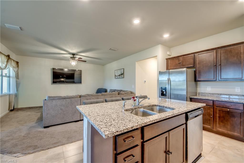 HAMPTON LAKES - Residential