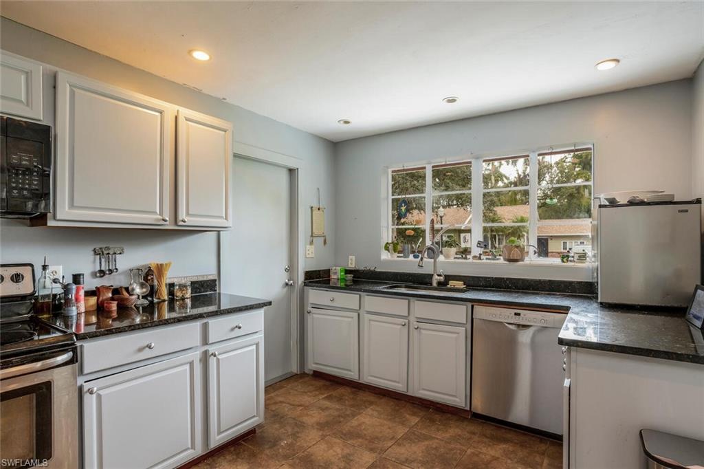 EDISON MANOR - Residential