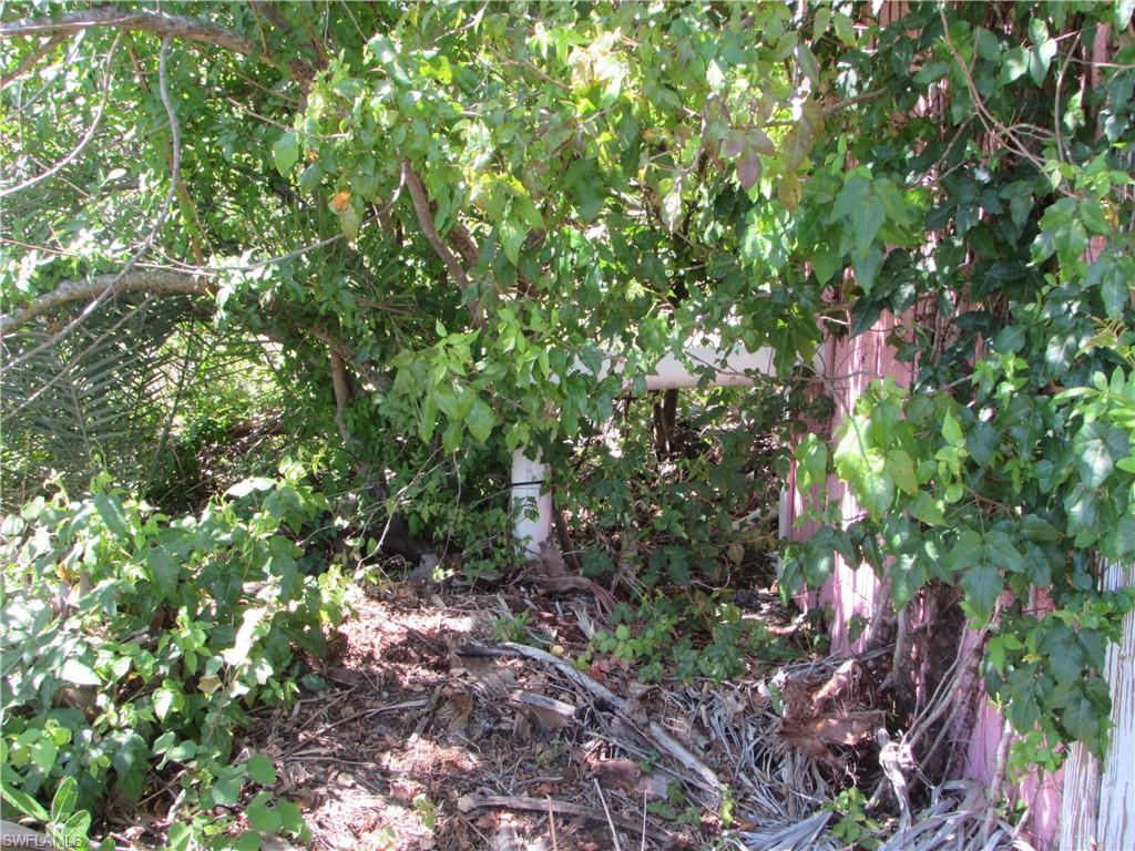 METES AND BOUNDS - Land