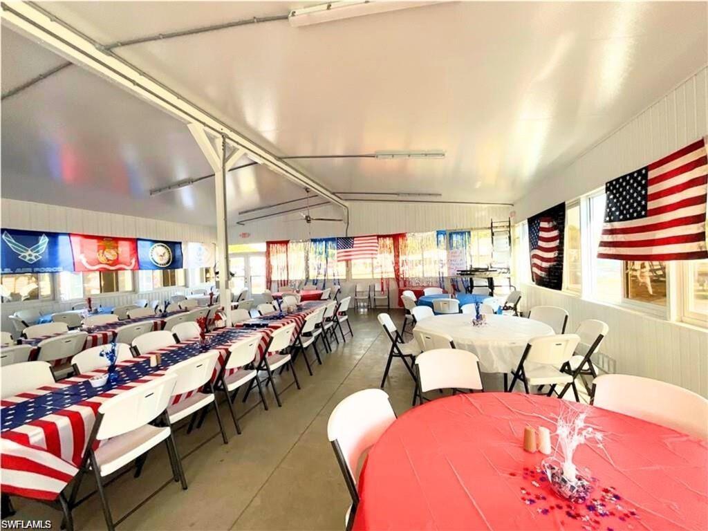 HOLIDAY MANOR - Residential