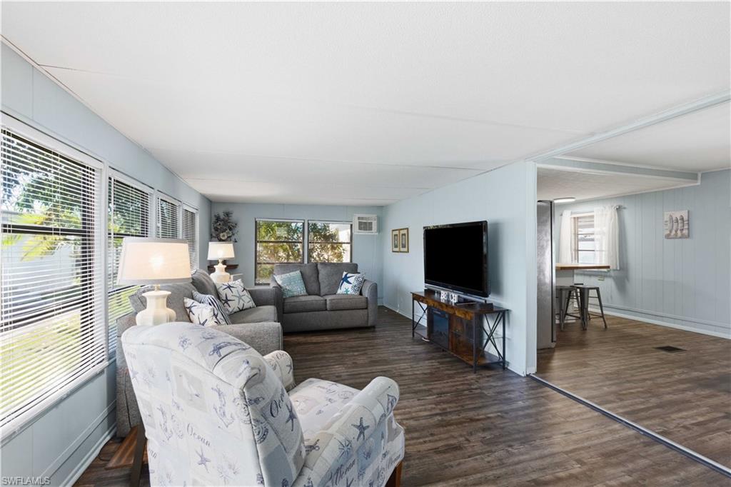 HOLIDAY MANOR - Residential