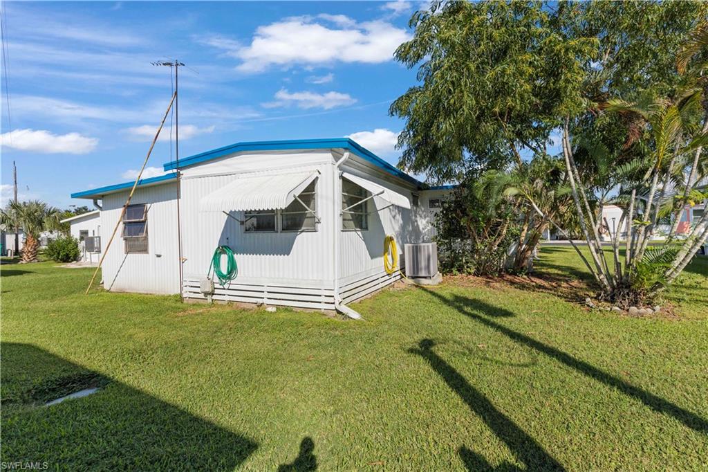 HOLIDAY MANOR - Residential