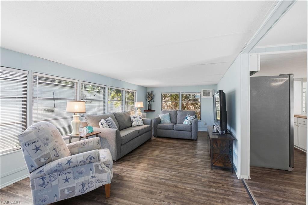 HOLIDAY MANOR - Residential