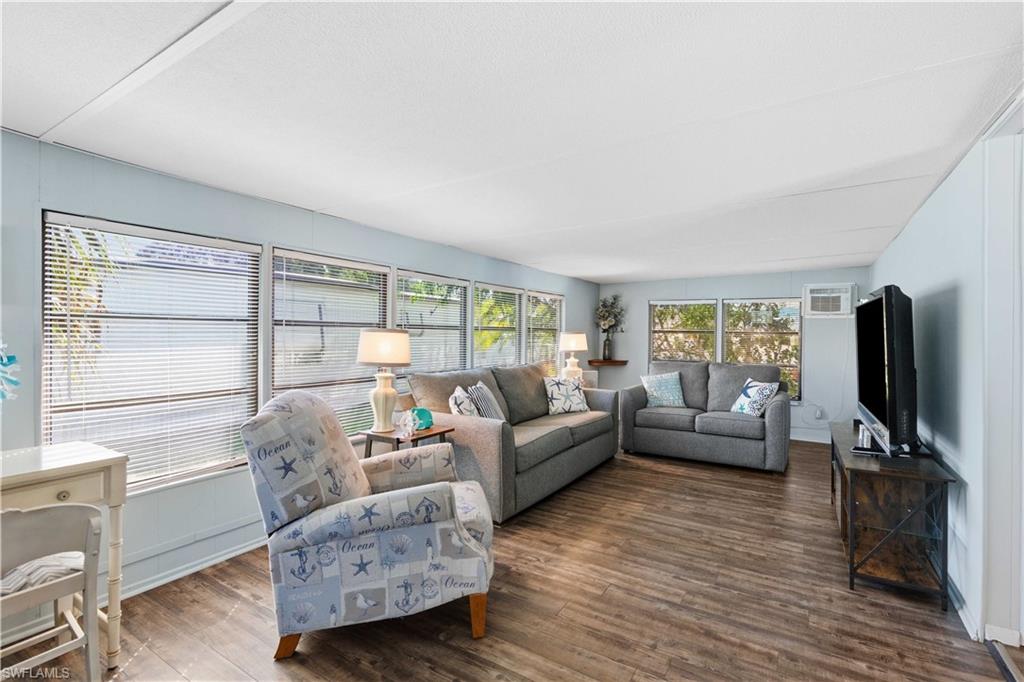 HOLIDAY MANOR - Residential