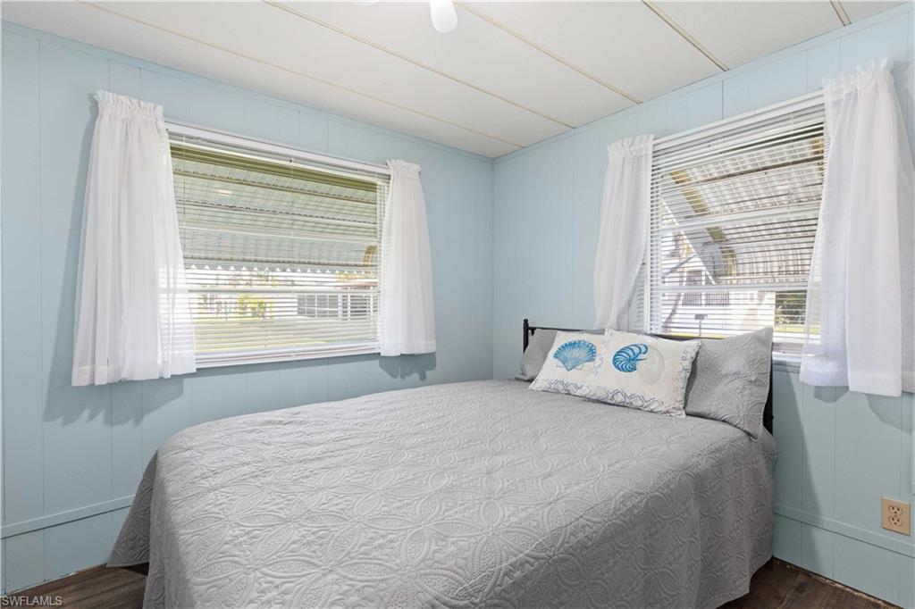 HOLIDAY MANOR - Residential