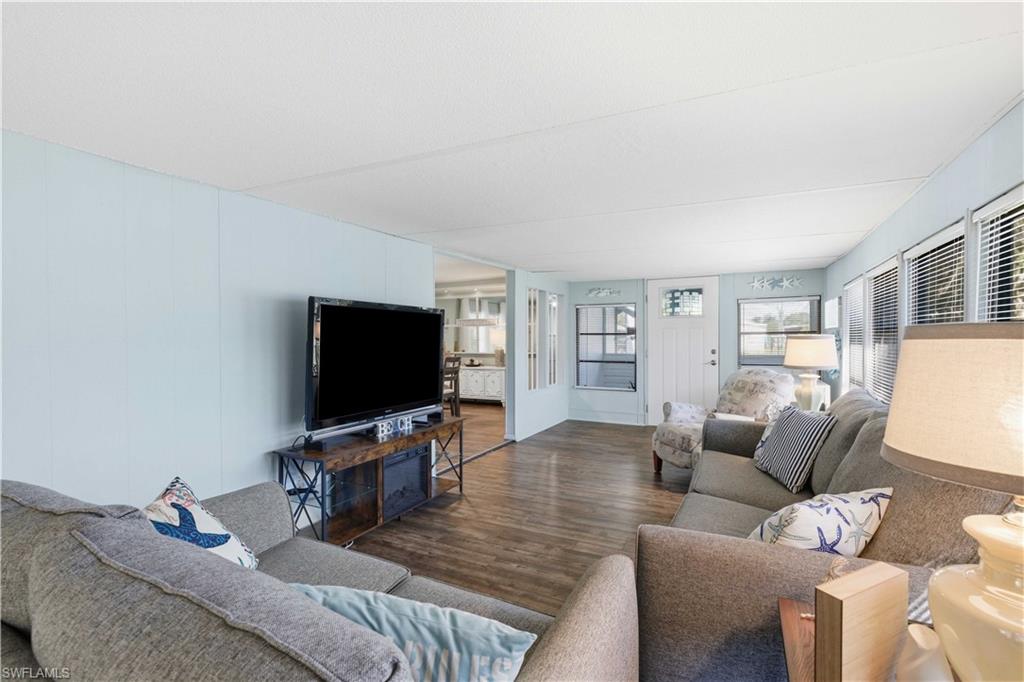 HOLIDAY MANOR - Residential